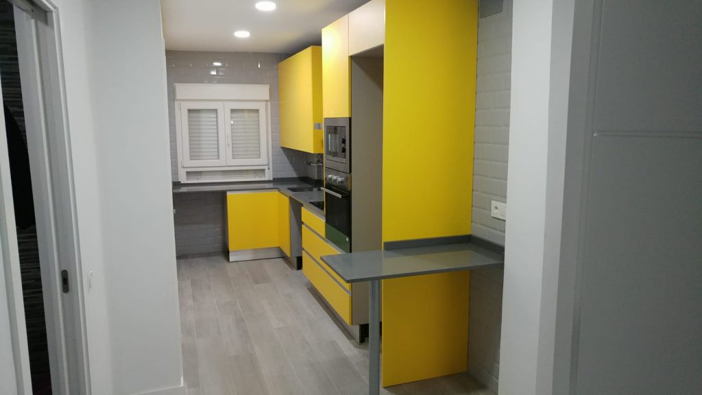cocina color amarillo moderna